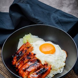 ข้าวไก่ย่างถ่านไข่ดาว (พิเศษไก่)
