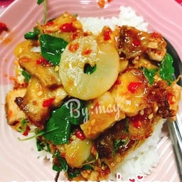 กะเพราหมูกรอบหน่อไม้ดอง