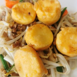 ผัดเต้าหูไข่ถั่วงอกราดข้าว