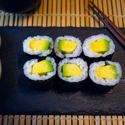 ข้าวห่อสาหร่ายสอดไส้อโวคาโด