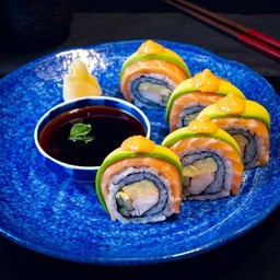 แซลมอนอโวคาโดโรลราดซอสไข่ปลา