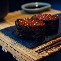 ข้าวปั้นหน้าไข่ปลาแซบมอน