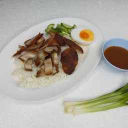 ข้าวหมูแดงหมูกรอบ (ธรรมดา)