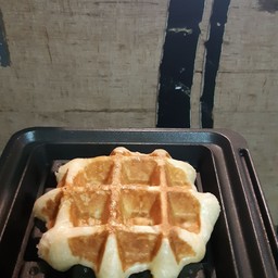 Smoked chicken vanilla liege waffle