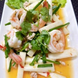 ยำยอดมะพร้าวกุ้งสด