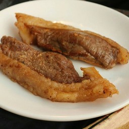 เนื้อแผ่นติดมันแดดเดียวทอด