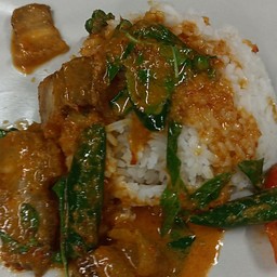 ข้าวราดผัดพริกแกง