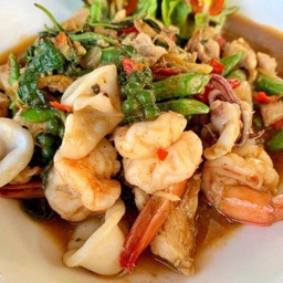 ข้าวกะเพราผัด ปลา/กุ้ง/ปลาหมึก/ทะเล