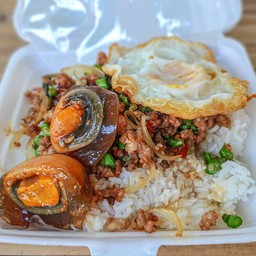 กระเพราหมูสับ,ไก่ไข่เยี่ยวม้า