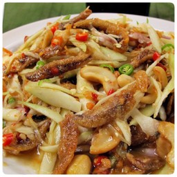 ยำมะม่วงปลากรอบ (ใส่หรือไม่ใส่ปลาร้า สั่งได้ค่า)