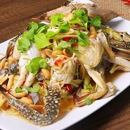 ยำปูม้า  หอยนางรม ปลาร้า ปลากรอบ