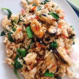 ข้าวคลุกกระเพาหอยแมลงภู่