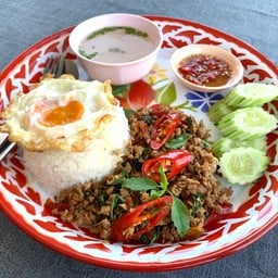 ผัดกะเพราราดข้าว