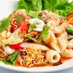 ป้าไข่ พวงมาลัยดอกไม้สด หน้าธนาคารไทยพาณิชย์ สาขารามาธิบดี