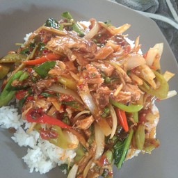 กระเพราลุงหน่อง ก๋วยเตี๋ยวไก่มะระริมคลอง