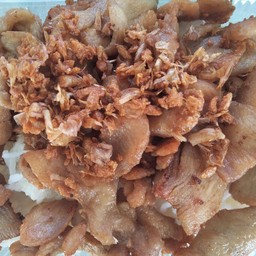 ไก่กระเทียมราดข้าว น้ำจิ้มแจ่ว