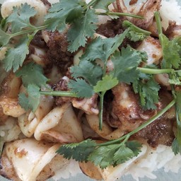 ทะเลทอดกระเทียมราดข้าว น้ำจิ้มแจ่ว