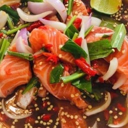 ยำแซลมอนซีฟู๊ดน้ำปลาร้า