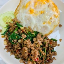 ข้าวผัดกะเพราหมู,ไก่