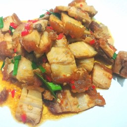 หมูกรอบผัดพริกเกลือราดข้าว