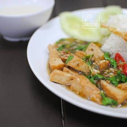 ข้าวกระเพราหมูยอหมูสับ