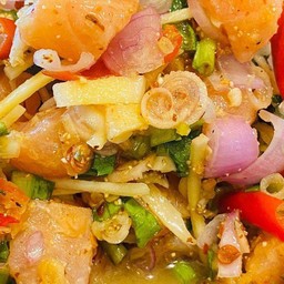 ยำมะม่วงแซลมอนซีฟู๊ด