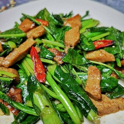คะน้าปลาเค็มผัดไฟแดง (กับข้าว)