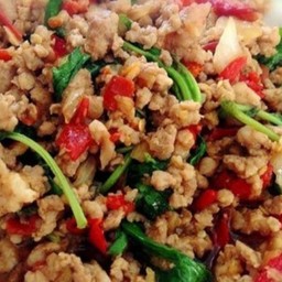 กระเพราหมูสับราดข้าว