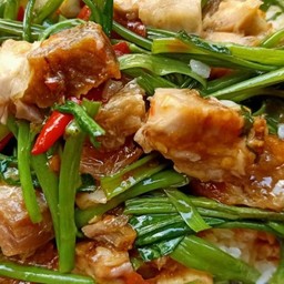 ผักบุ้งหมูกรอบราดข้าว