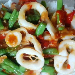 กระเพราปลาหมึกราดข้าว