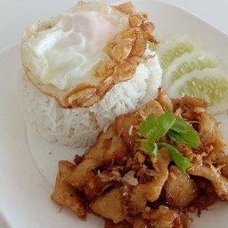 ข้าวไก่ทอดกระเทียมไข่ดาว