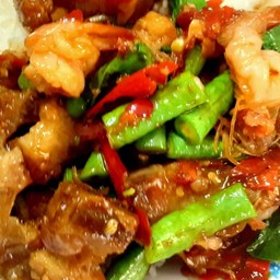 พริกแกงหมูกรอบราดข้าว