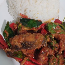 ผัดเผ็ดปลาดุกทอดกรอบราดข้าว