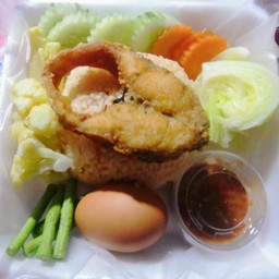 ข้าวคลุกน้ำพริกกะปิปลากระพงทอด