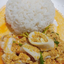 ผงกระหรี่ปลาหมึกราดข้าว