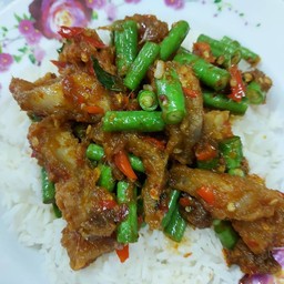 ผัดพริกแกงหมูถั่วฝักยาวเป็นกับข้าว