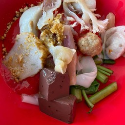 เส้นใหญ่เย็นตาโฟต้มยำ