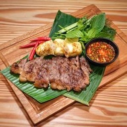 เนื้อย่างและข้าวเหนียวจี่ซีส