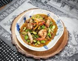 ผัดสะตอกะปิหมูสามชั้นกุ้งสด