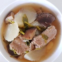 ต้มไชเท้ากระดูกหมูเห็ดหอม