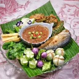 น้ำพริกกะปิ ปลาทูทอดและผักสด