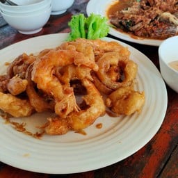 มันจะมีออเนี่ยนริงมาด้วย เหมากับเด็กๆ คนไม่กินเผ็ด