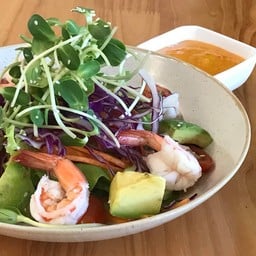 มีดีที่น้ำสลัดกับผักและกุ้งสดมาก