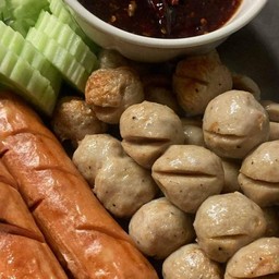 ลูกชิ้นหมูพริกไทยดำ ในร้านกาแฟ