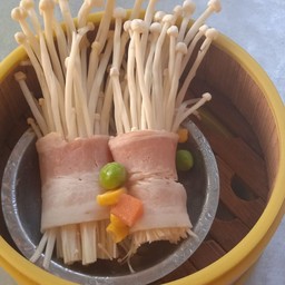 เบคอนพันเห็ดเข็มทอง