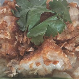 หมูกรอบทอดกระเทียมราดข้าว น้ำจิ้มแจ่ว