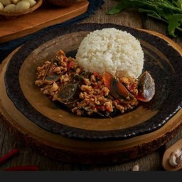 ข้าวราดกะเพราหมูสับไข่เยี่ยวม้า