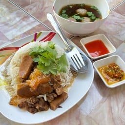 เป็นสุข ก๋วยเตี๋ยวเนื้อตุ๋น-หมูตุ๋น