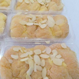 ขนมปังถักเปียเนยน้ำตาลแอลม่อน