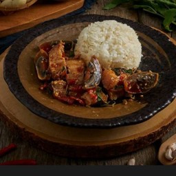 ข้าวราดกะเพราหมูกรอบไข่เยี่ยวม้า